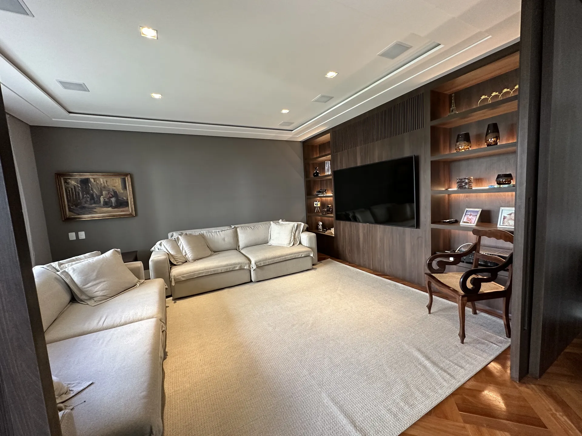 Interior com curadoria de mobiliário e iluminação assinado por Denise Kaupert