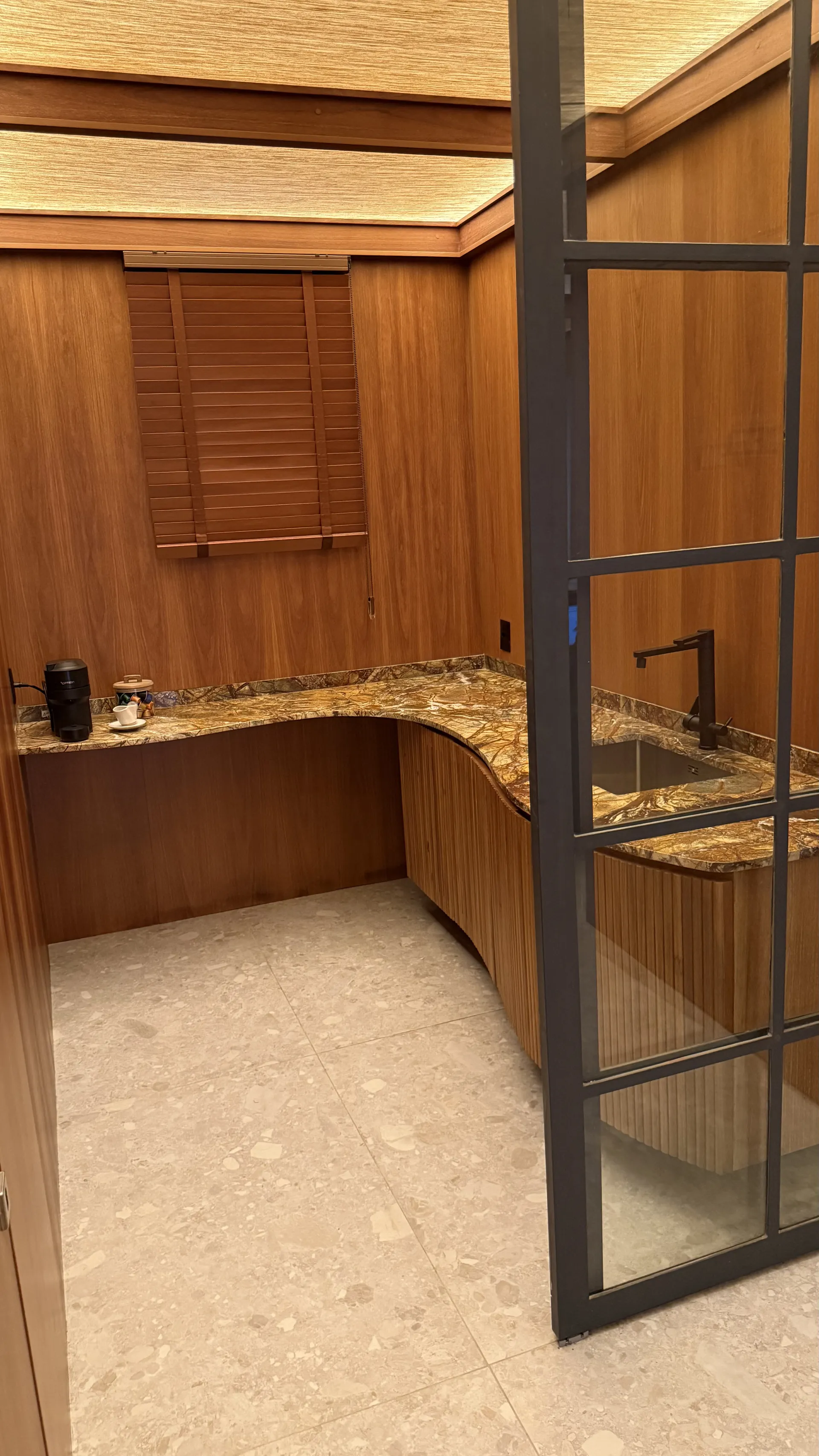 Ambiente vertical de pé-direito generoso na Residência Alto de Pinheiros, projeto de Denise Kaupert